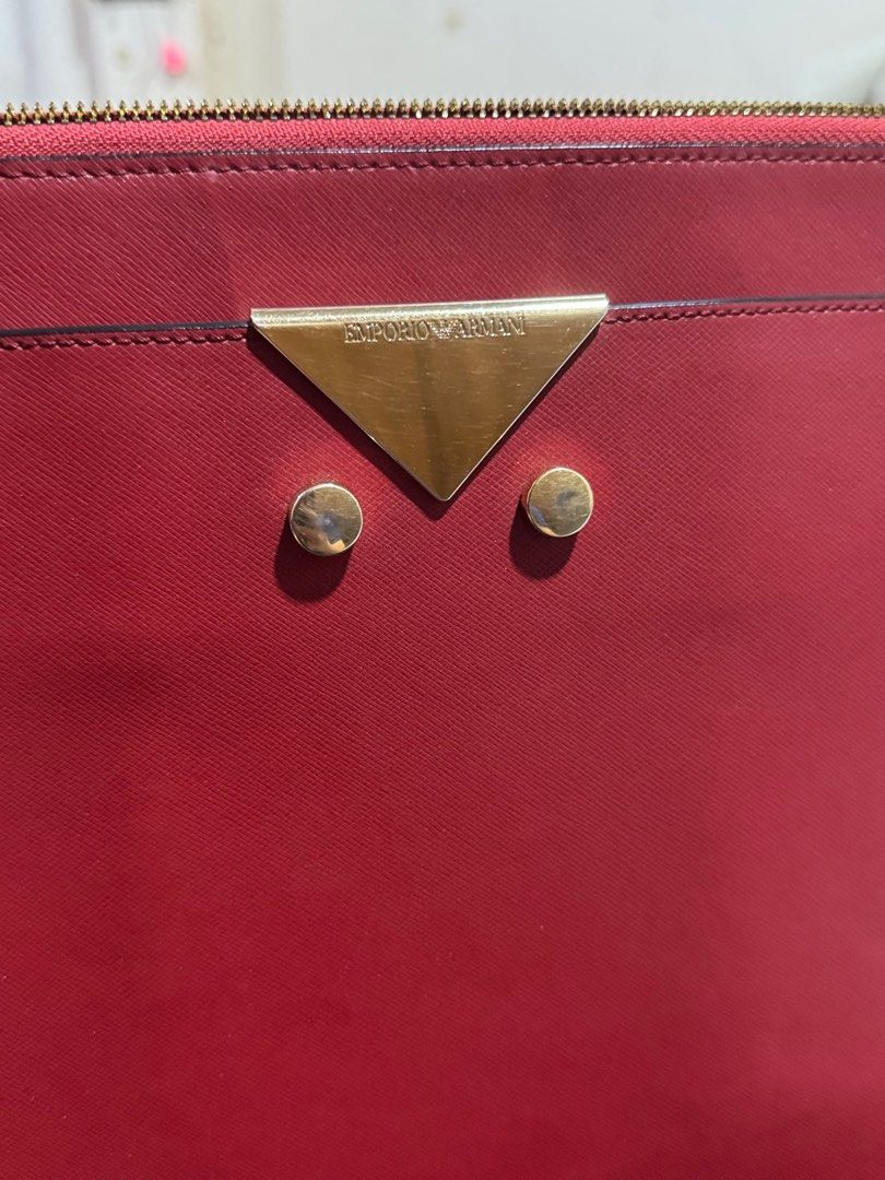 Preloved ARMANI document envelope bag (Category: Luxury Bags & Wallets) located in Quezon City. Submitted by KK_declutterluxx (Listing ID 1350790883, Image 2). Description: - Super ganda pa, halos ndi nagamit. Nasa cabinet lang. - dustbag included - naangat yung handle, unique 💯authentic, all photos posted. Wag na manghingi ng additional photos. Sf c/o ni buyer Loc: QC.