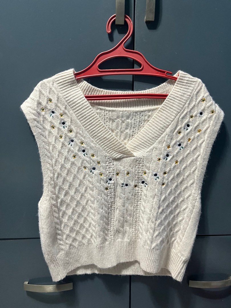 Rib-knit sweater vest (Category: Sleeveless) located in Malabon City. Submitted by manymoon (Listing ID 1350780127, Image 1). Description: Size large Used twice .