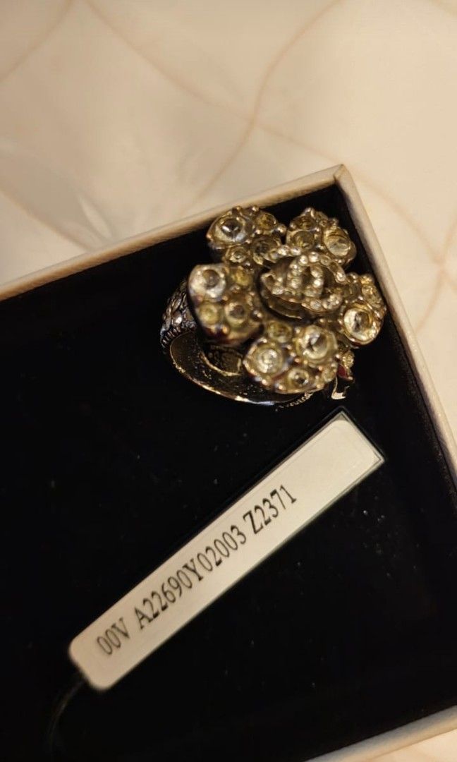 介指Ring （分類：飾物及配件）位於 Hong Kong。 由 tsanglidia 提交（商品編號 1350765299，圖片 1）。簡介： 只帶一二次。