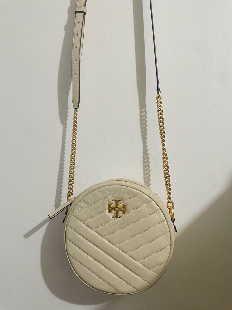 Tory burch kira chevron (Category: Luxury Bags & Wallets) located in Manila. Submitted by amuraoarm27355 (Listing ID 1350784438, Image 1). Description: Tory Burch Kira chevron cream quilted leather round crossbody bag In excellent condition. Only used twice and with care. D19 x H6cm .