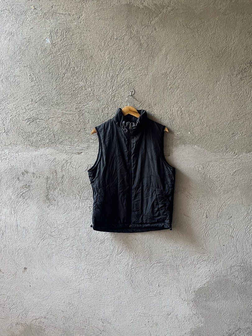 Uniqlo Puffer Vest (Category: Activewear) located in Famy. Submitted by basicthrifted (Listing ID 1350863431, Image 2). Description: 1st pic for more details .