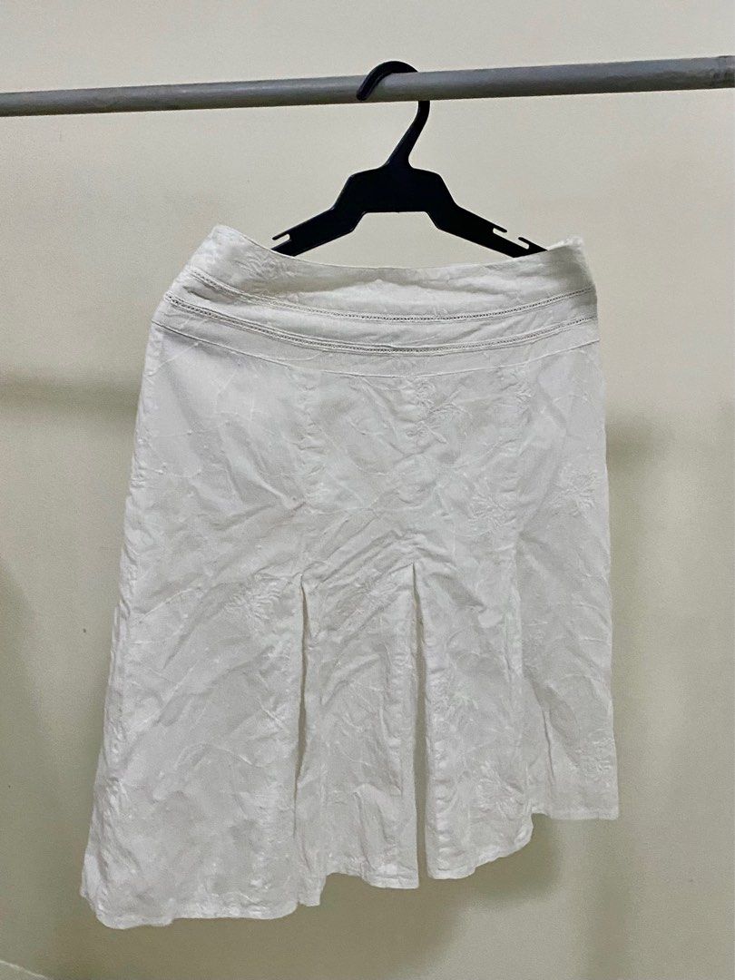 White Embroidered Double Lined Cotton Midi Skirt (Category: Skirts) located in Silang. Submitted by cesc4a (Listing ID 1350831548, Image 1). Description: 28” to 30” waist 22.5” length embroidered floral and lace details 100% cotton double lined zipper + button price is negotiable via lalamove only sf shouldered by buyer 📍 Silang, Cavite.