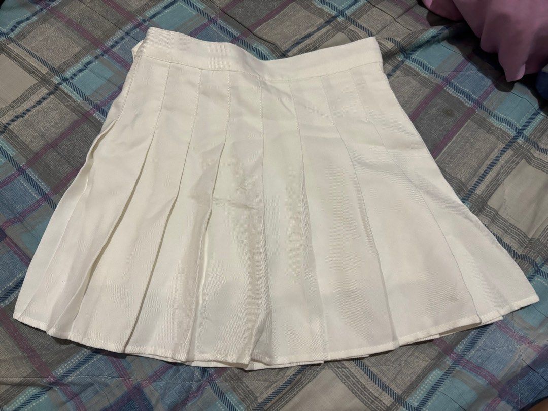 White Tennis Skirt (Category: Skirts) located in Dasmarinas. Submitted by chzyumburger (Listing ID 1350885881, Image 1). Description: Used once lang ^__^ very nice quality, makapal and may shorts sya sa loob! can fit 24-25 waist, not stretchable length is 15 inches mop: gcash/bdo/seabank mod: lbc/jnt/lalamove.