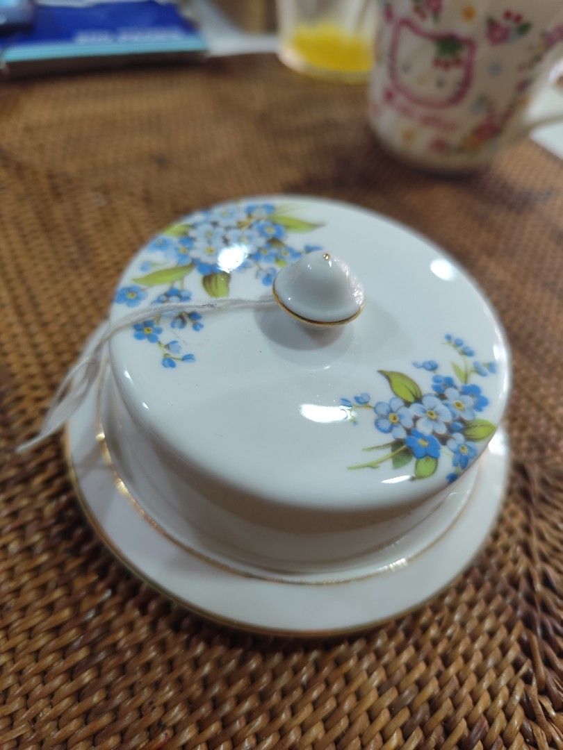 Aynsley Butter Dish (Category: Coffee & Tea Tableware) located in Dipolog. Submitted by thriftteata (Listing ID 1354048921, Image 2). Description: 4" diameter no cracks no crazing no hairline location- Mindanao 89 sf tru flash if hindi aabot ng 1kl.