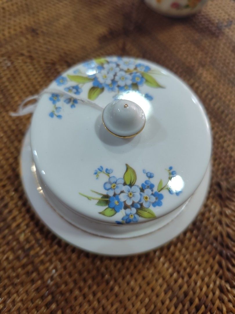 Aynsley Butter Dish (Category: Coffee & Tea Tableware) located in Dipolog. Submitted by thriftteata (Listing ID 1354048921, Image 1). Description: 4" diameter no cracks no crazing no hairline location- Mindanao 89 sf tru flash if hindi aabot ng 1kl.