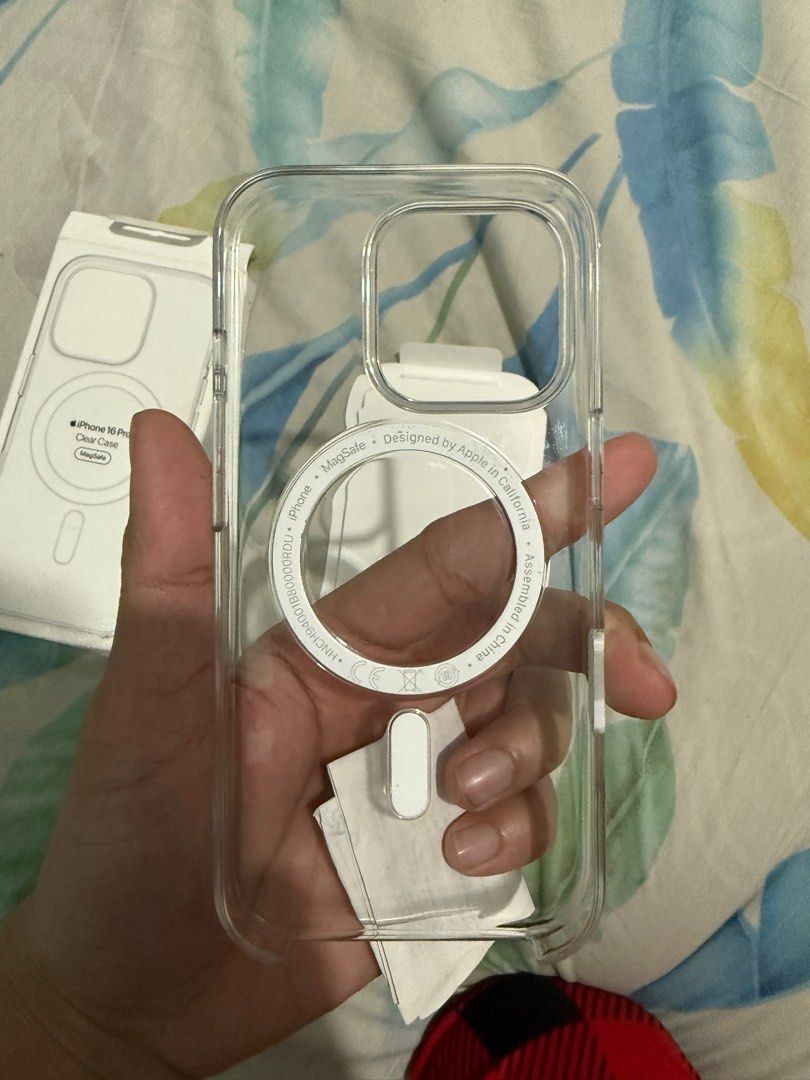 Apple Clear Magsafe case 16 Pro (Category: iPhone 16 Series) located in Cavite. Submitted by pojibarwatashi (Listing ID 1354020864, Image 2). Description: Original Apple magsafe clear case for 16 pro with original Box with price and Receipt from Digital Walker Minor issue is may maliit na hindi halata na crack na scratch lang yun lang issue super minor Fixed price pm me for more info .