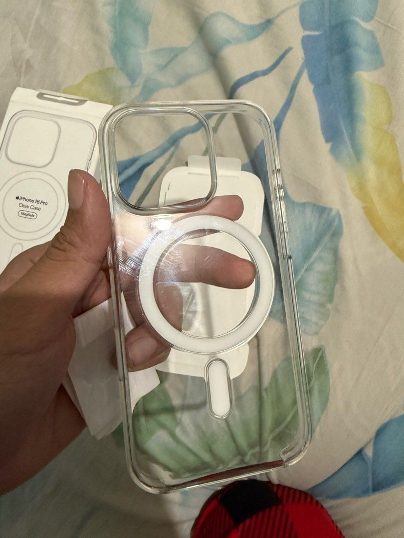 Apple Clear Magsafe case 16 Pro (Category: iPhone 16 Series) located in Cavite. Submitted by pojibarwatashi (Listing ID 1354020864, Image 3). Description: Original Apple magsafe clear case for 16 pro with original Box with price and Receipt from Digital Walker Minor issue is may maliit na hindi halata na crack na scratch lang yun lang issue super minor Fixed price pm me for more info .