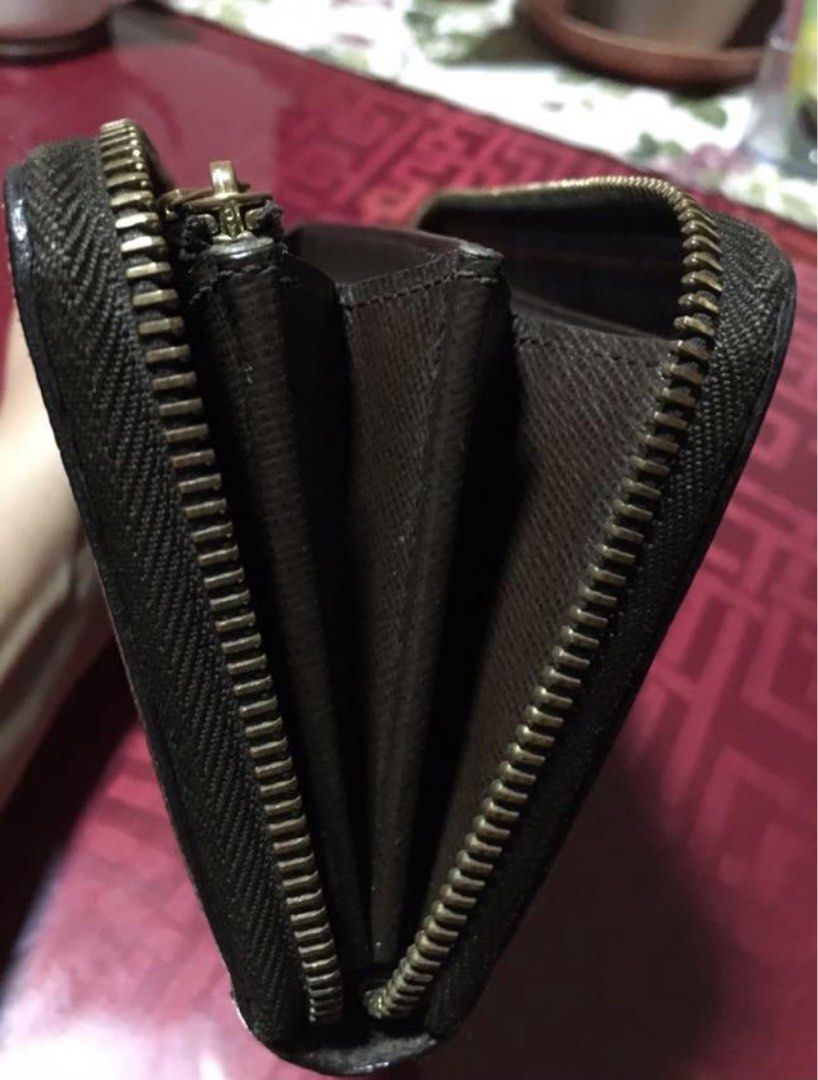 Authentic Long LV Zippy Wallet (Damier Ebene) (Category: Luxury Bags & Wallets) located in Batangas. Submitted by itsmeaudi (Listing ID 1354146555, Image 3). Description: Selling my authentic preloved long zippy wallet - Date Code: CA2181 - Well used - manufactured July 2011 - slightly negotiable - flaw: minimal tranished zipper puller ( see picture for reference) RFS: not using anymore ( have several wallets).
