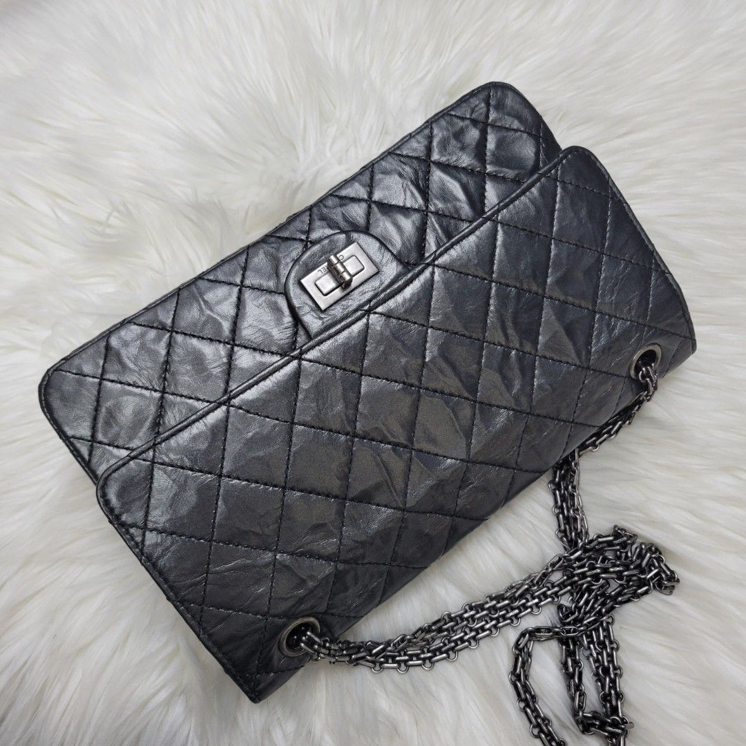 Chanel （分類：手袋及銀包）位於 Hong Kong。 由 heuristicson 提交（商品編號 1354099080，圖片 3）。簡介： 100%real 90%new L:28cm H:19cm W:7.5 comes with sticker card and box serial number starts with 18。