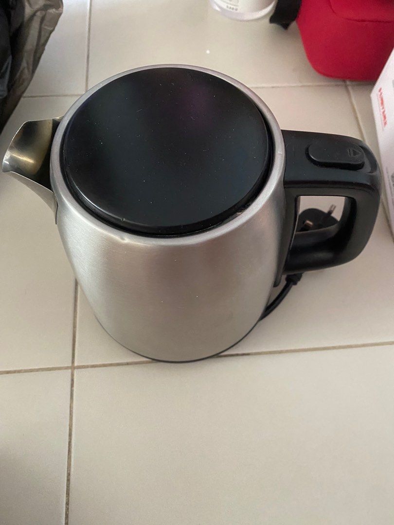 Electric Kettle (Category: Water Purifers & Dispensers) located in Singapore. Submitted by sm0ll.gurl (Listing ID 1354024846, Image 2). Description: .