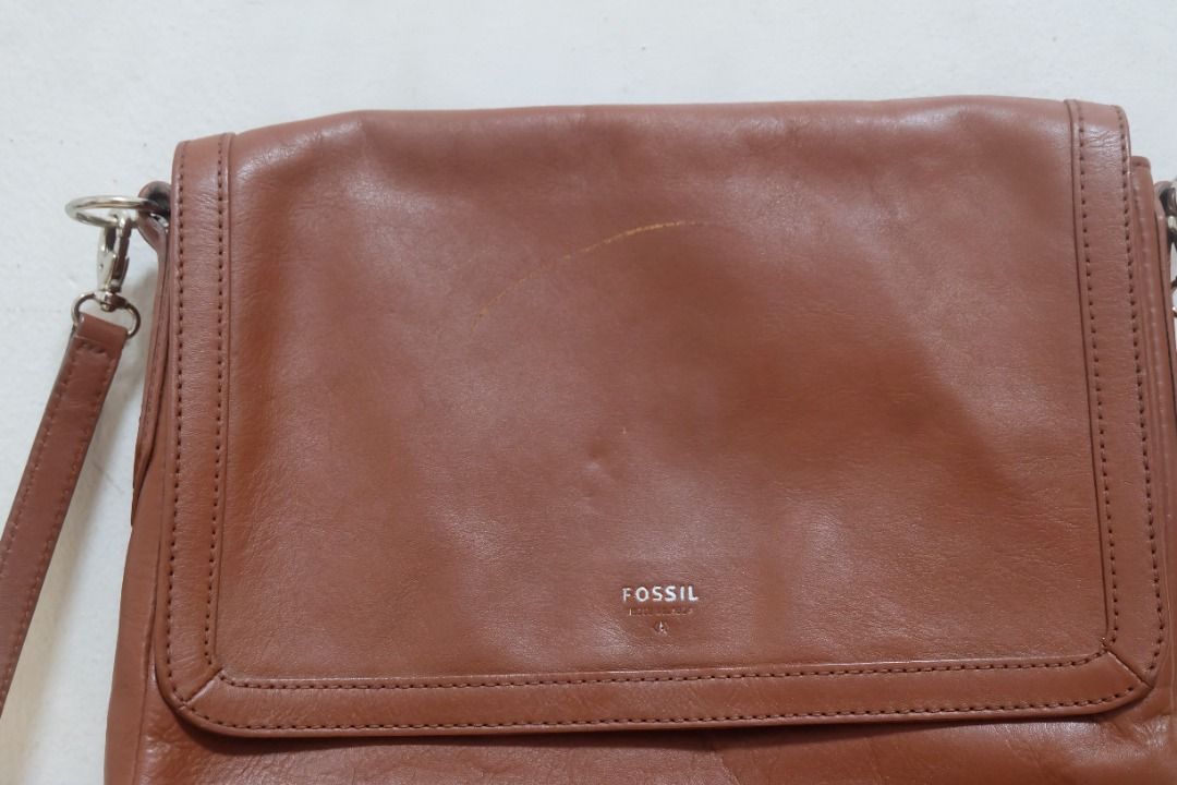 Fossil Brown Messenger bag (Category: Cross-body Bags) located in Makati City. Submitted by _authenticity (Listing ID 1354006319, Image 2). Description: Color: BROWN *Colors may vary slightly due to lighting. This is a pre-loved item so please manage your expectations..