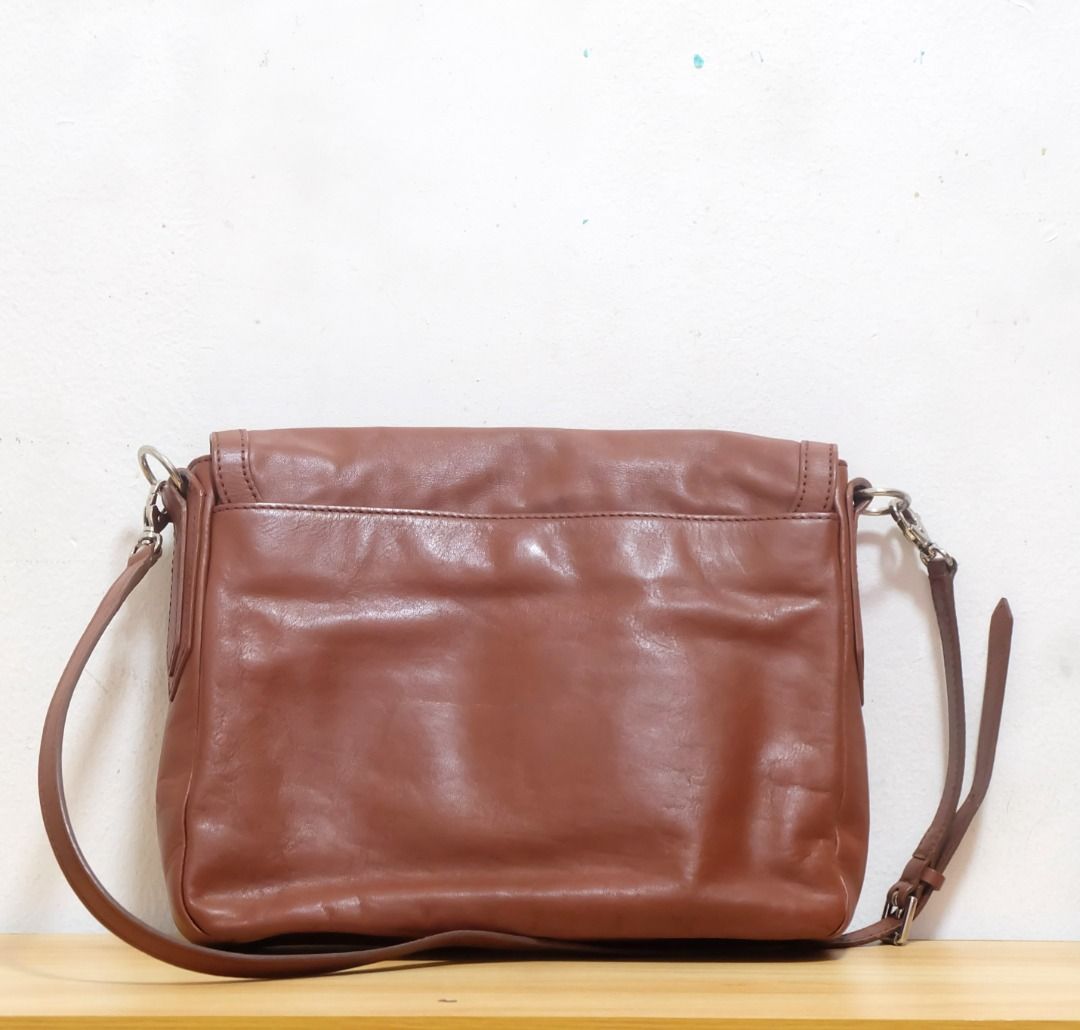 Fossil Brown Messenger bag (Category: Cross-body Bags) located in Makati City. Submitted by _authenticity (Listing ID 1354006319, Image 3). Description: Color: BROWN *Colors may vary slightly due to lighting. This is a pre-loved item so please manage your expectations..