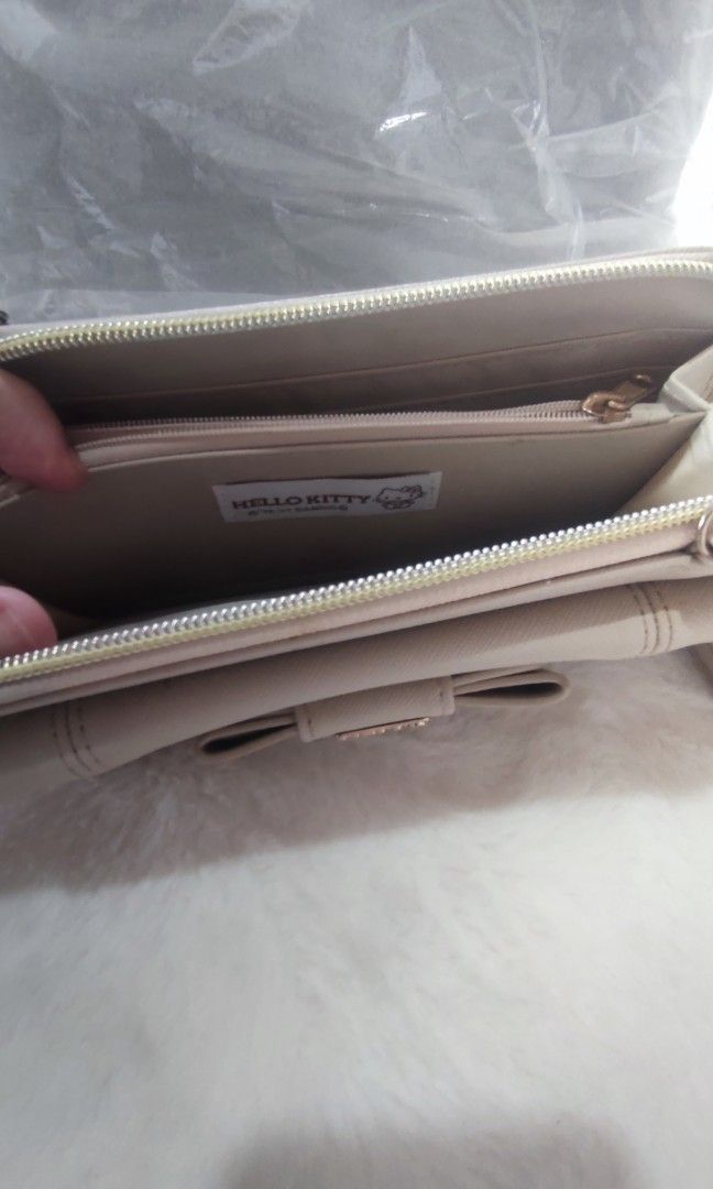 Sanrio Hello Kitty Sling Wallet (Category: Wallets & Card holders) located in Manila. Submitted by hellokittyfied (Listing ID 1353986546, Image 2). Description: Bought po sa Japan, used twice then well kept nalang. makinis at no flaws. gold pa ung hardwares ng sling at engrave na hello kitty. 🥰.