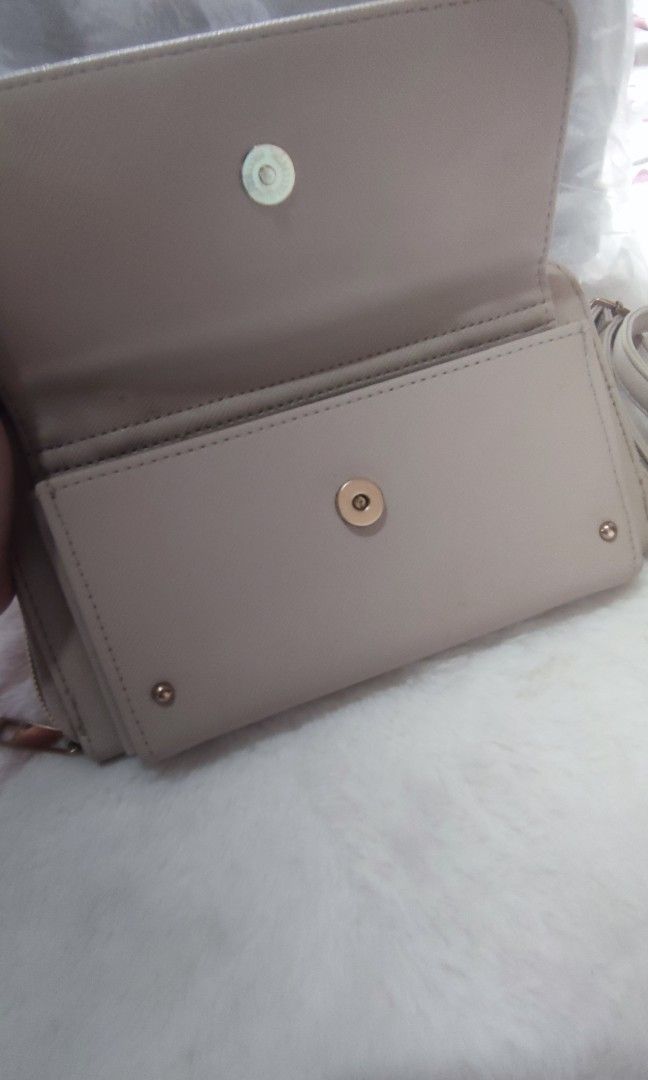 Sanrio Hello Kitty Sling Wallet (Category: Wallets & Card holders) located in Manila. Submitted by hellokittyfied (Listing ID 1353986546, Image 3). Description: Bought po sa Japan, used twice then well kept nalang. makinis at no flaws. gold pa ung hardwares ng sling at engrave na hello kitty. 🥰.