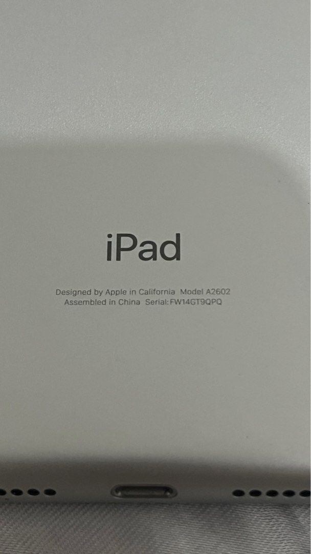 Ipad 9th gen silver (Category: Laptops & Notebooks) located in Quezon City. Submitted by ppauline4856273 (Listing ID 1354018995, Image 3). Description: With orig box, lady owned Ginamit for notes lang, not for games Good condition, no any issues With goojodoq pen na. .