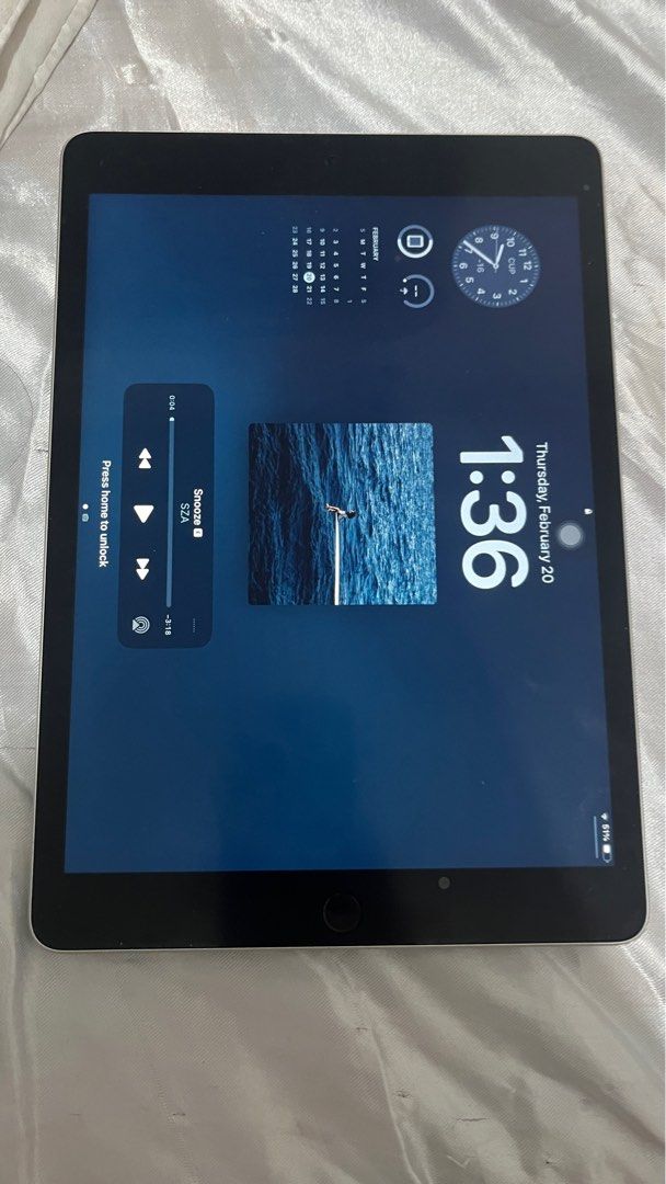 Ipad 9th gen silver (Category: Laptops & Notebooks) located in Quezon City. Submitted by ppauline4856273 (Listing ID 1354018995, Image 1). Description: With orig box, lady owned Ginamit for notes lang, not for games Good condition, no any issues With goojodoq pen na. .
