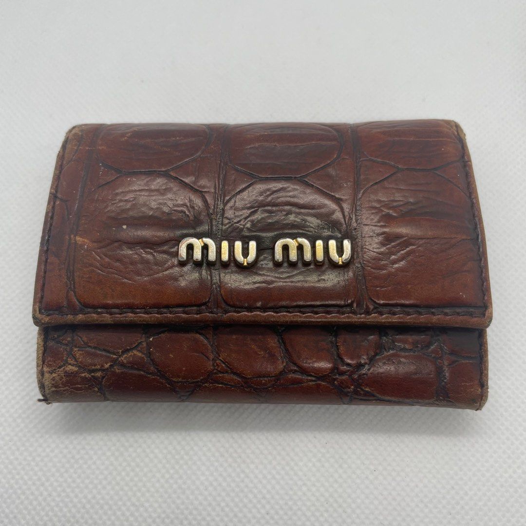 miu miu Authentic Key Holder Case Croc (Category: Luxury Bags & Wallets) located in Mandaluyong City. Submitted by akihabara48 (Listing ID 1354110041, Image 1). Description: Authentic miu miu Made of croc skin Please see photos for minor issues Hardware is good 👍 Item has not been polished.