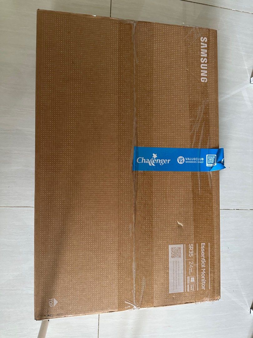 Monitor (Category: Desktops) located in Singapore. Submitted by staliq (Listing ID 1353983490, Image 2). Description: .