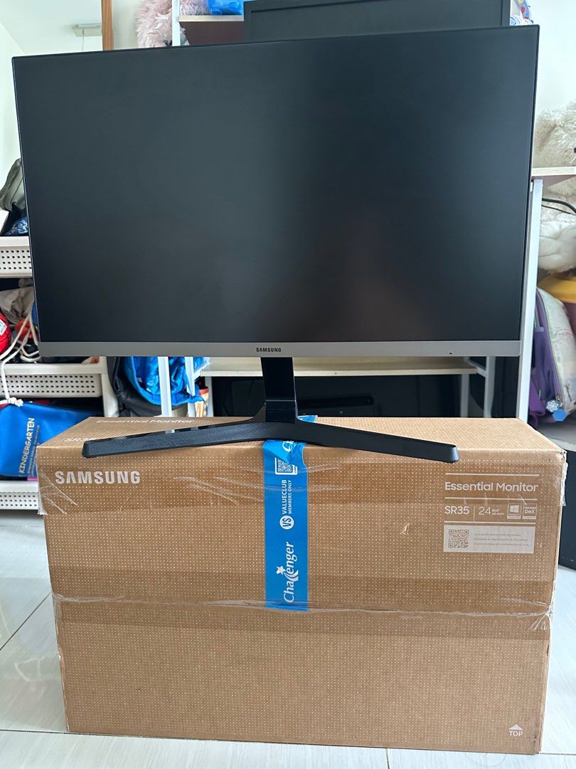 Monitor (Category: Desktops) located in Singapore. Submitted by staliq (Listing ID 1353983490, Image 1). Description: .