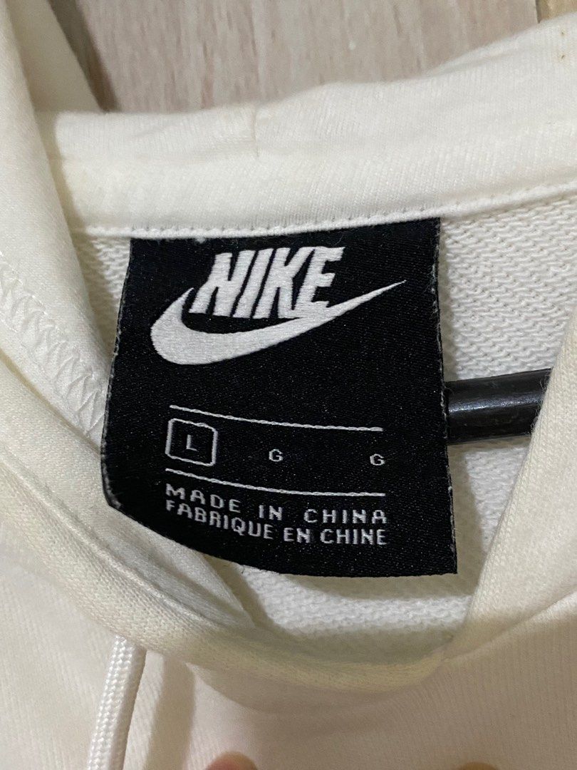 Original Nike Hoodie (Category: Coats, Jackets and Outerwear) located in Bacoor. Submitted by lrmonzon (Listing ID 1354128343, Image 3). Description: - never been worn - bought from zalora - visible stains is from being stuck in the closet for too long (i believe its washable) - size Large.