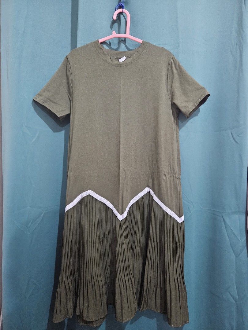 Preloved Cotton Dress | L-1XL (Category: Dresses) located in Manila. Submitted by plueberry.ph (Listing ID 1354119794, Image 3). Description: Army Green in actual Cotton Stretch, malamig sa balat and malambot Used once only Bust: 39-42in max Length: 41in Actual photos, indoor with & w/o flash. Onhand Loc: Betterliving Parañaque MOD: Same day delivery c/o buyer Payment first.