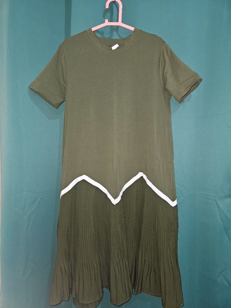Preloved Cotton Dress | L-1XL (Category: Dresses) located in Manila. Submitted by plueberry.ph (Listing ID 1354119794, Image 1). Description: Army Green in actual Cotton Stretch, malamig sa balat and malambot Used once only Bust: 39-42in max Length: 41in Actual photos, indoor with & w/o flash. Onhand Loc: Betterliving Parañaque MOD: Same day delivery c/o buyer Payment first.