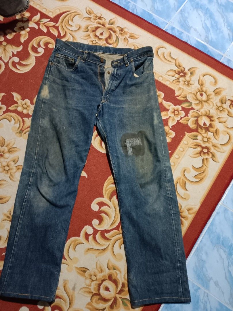 Seluar (Category: Jeans) located in Kuala Sungai Baru. Submitted by azuanzain249 (Listing ID 1354072521, Image 3). Description: LEVIS LO 501 ZXX BIG E PEK,ZIP CONMAR CONDITION TRUE VTG,KAKI POTONG DH.. SAIZ MANUAL 34,LABOH 38...BUTANG NO S.