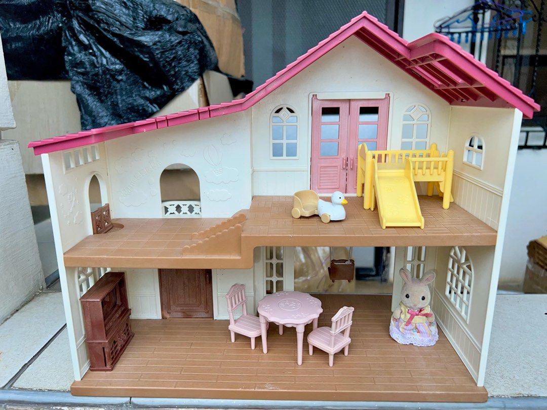 Sylvanian Families Hilltop Terrace (Category: Kids Toys) located in San Fernando. Submitted by mgpy08 (Listing ID 1354057950, Image 3). Description: Like new, except na door na hindi masyado masarado Complete set except sa isanf baby car na blue at pinalitan namin ng baby duck ride on. No box pero malinis at complete parts .