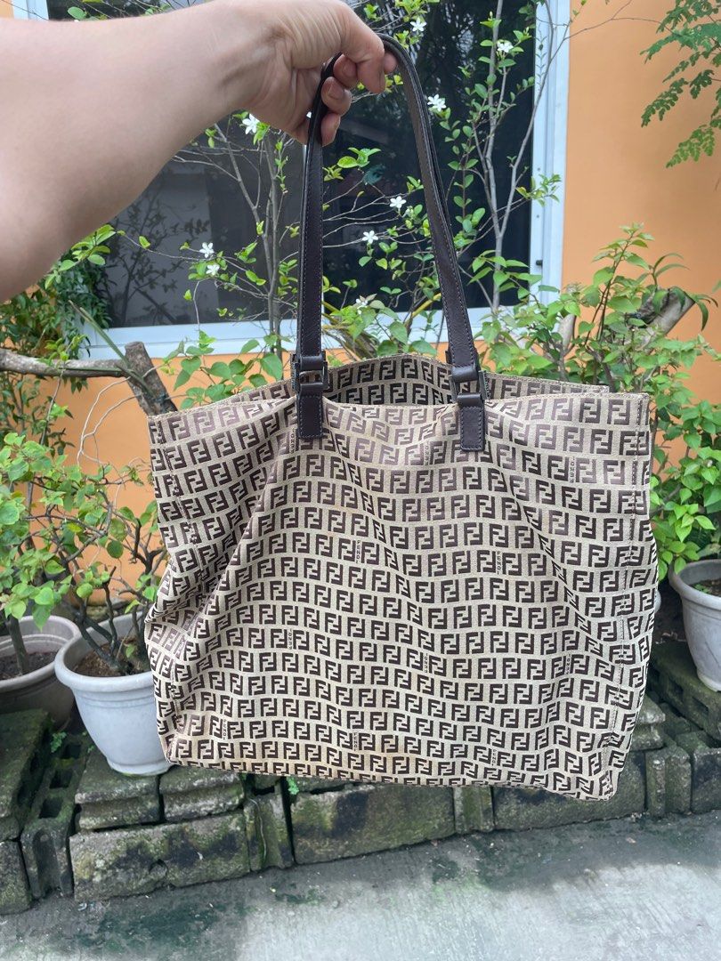 Authentic Fendi tote large (Category: Luxury Bags & Wallets) located in Mambajao. Submitted by ckali (Listing ID 1354228736, Image 2). Description: Authentic Fendi tote bag large kasya Loptop na malaki at long bondpaper issue maliit na rubs sa likod.