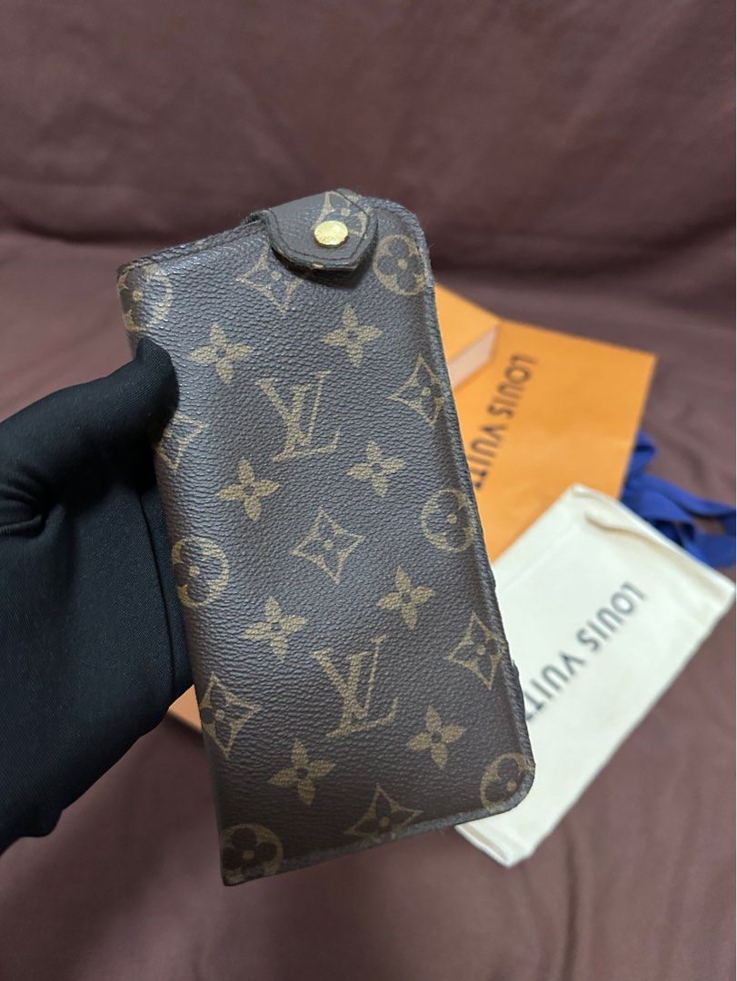 Authentic Louis Vuitton Eyewear Case (Category: Luxury Bags & Wallets) located in Cavite. Submitted by trendydotnet (Listing ID 1299041553, Image 2). Description: READ BELOW! SWIPE➡️ PHOTO DETAILS 🔍ITEM GUARANTEED 💯% AUTHENTIC Authentic LV Eyewear Case - Comes with full set and Official Receipt from LV Store - Slight musty smell inside since it has been hidden in the closet for a long time. - Clean Interior - Gold Hardware still ok not faded - 