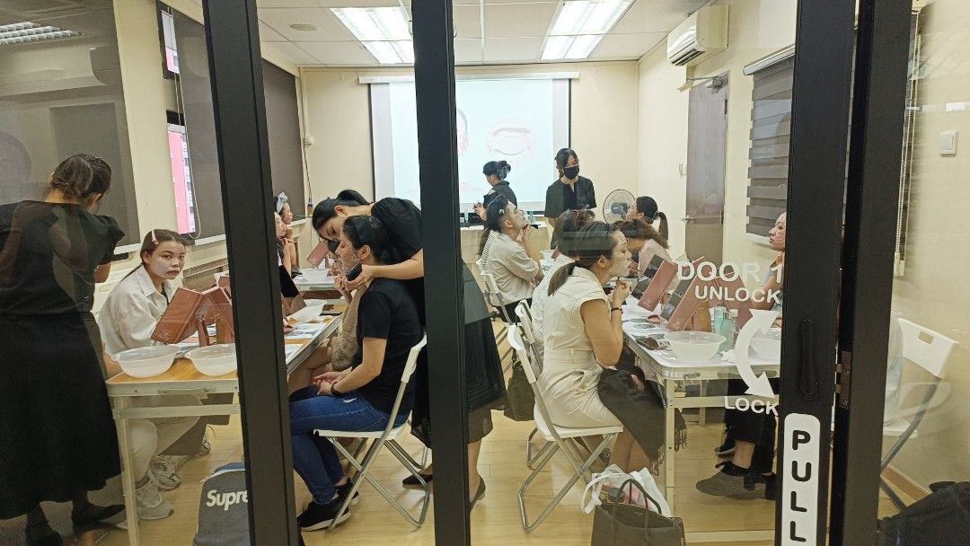 Basic Guasha class (Category: Face Care) located in Singapore. Submitted by artiris (Listing ID 1354184976, Image 1). Description: Fascia Gua Sha class teaches techniques to use a Gua Sha tool to release tension, improve circulation, and promote lymphatic drainage in the fascia—the connective tissue surrounding muscles and organs. The class typically covers: Gua Sha Techniques: Proper tool usage, strokes, and pressure application. -men facial acu