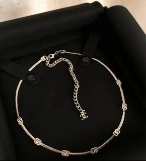 Chanel 7花淡金色頸鏈。／銀色62974823263361110