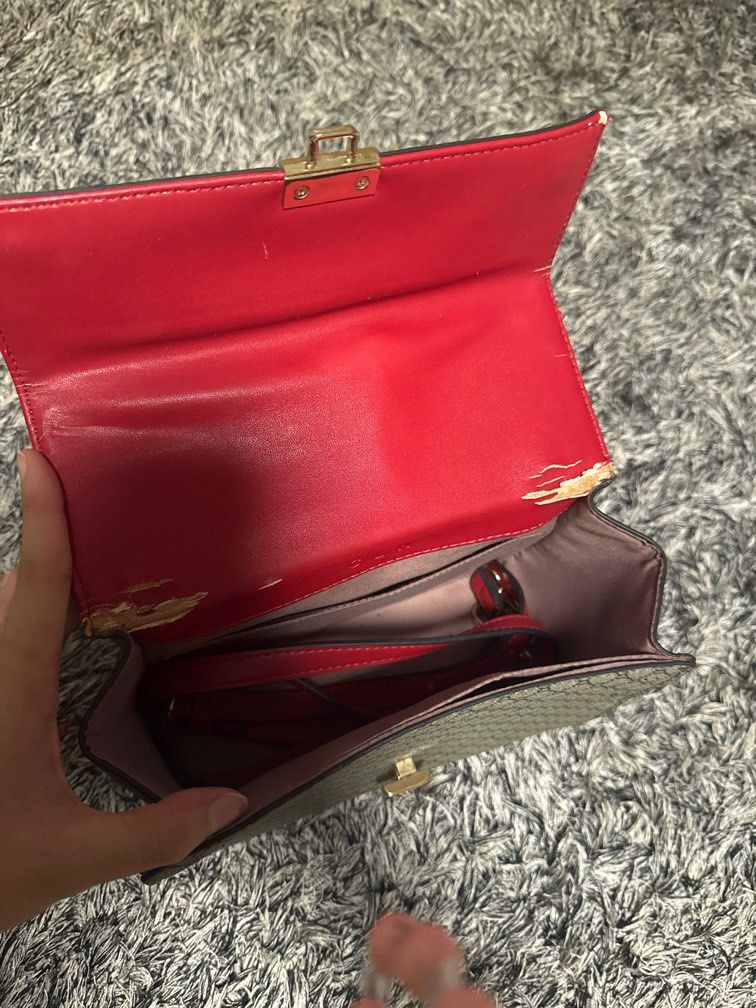 CLN Shoulder Bag (Category: Luxury Bags & Wallets) located in Caloocan City. Submitted by tootsief (Listing ID 1354166952, Image 3). Description: Can still be used but you may repair the leather displayed.