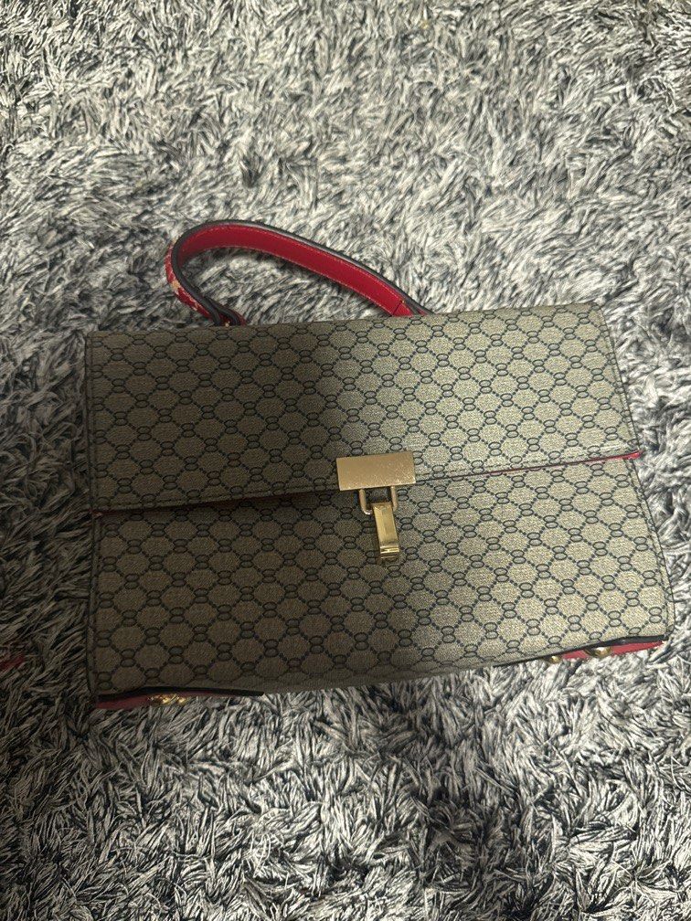 CLN Shoulder Bag (Category: Luxury Bags & Wallets) located in Caloocan City. Submitted by tootsief (Listing ID 1354166952, Image 1). Description: Can still be used but you may repair the leather displayed.