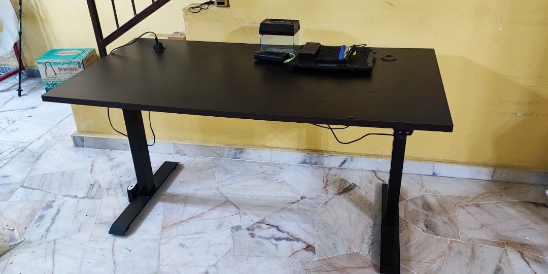 computer table (Category: Tables & Sets) located in Kajang. Submitted by harwin11 (Listing ID 1354222186, Image 1). Description: computer table letting it go for RM500 adjustable table, can go up and down. If interested kindly PM me Please arrange your own 🚚.