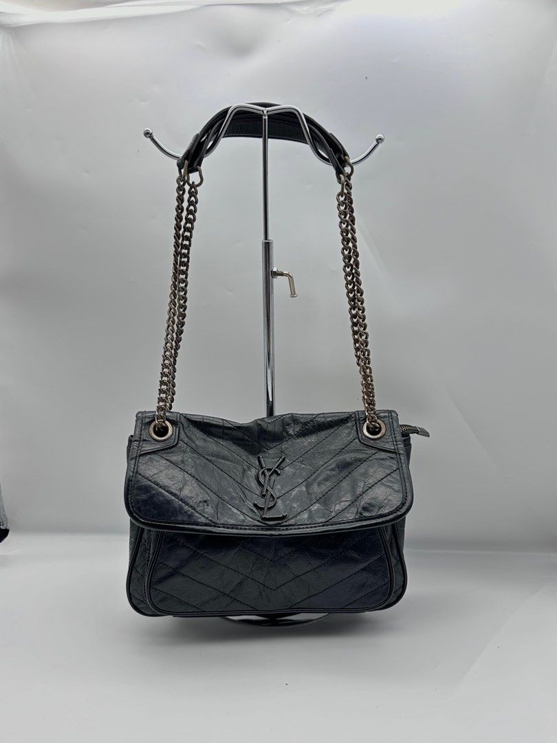 Crossbody medium made japan (Category: Luxury Bags & Wallets) located in Manila. Submitted by dreamshineshop (Listing ID 1354203034, Image 1). Description: 𝒀𝑺𝑳 𝒃𝒓𝒂𝒏𝒅 *𝐁𝐥𝐚𝐜𝐤 𝐜𝐫𝐨𝐬𝐬𝐛𝐨𝐝𝐲 𝐦𝐞𝐝𝐢𝐮𝐦 -Made Japan -Fashion style. (Para ka ng bumili ng totoong bags dahil sa material) -Material ; pure leather when you touch it. 🎉🫰 -Snap & zipper closure | Main compartment, zipper pocket and single pocket & front of pocket. The bac