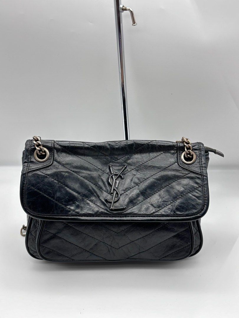 Crossbody medium made japan (Category: Luxury Bags & Wallets) located in Manila. Submitted by dreamshineshop (Listing ID 1354203034, Image 2). Description: 𝒀𝑺𝑳 𝒃𝒓𝒂𝒏𝒅 *𝐁𝐥𝐚𝐜𝐤 𝐜𝐫𝐨𝐬𝐬𝐛𝐨𝐝𝐲 𝐦𝐞𝐝𝐢𝐮𝐦 -Made Japan -Fashion style. (Para ka ng bumili ng totoong bags dahil sa material) -Material ; pure leather when you touch it. 🎉🫰 -Snap & zipper closure | Main compartment, zipper pocket and single pocket & front of pocket. The bac