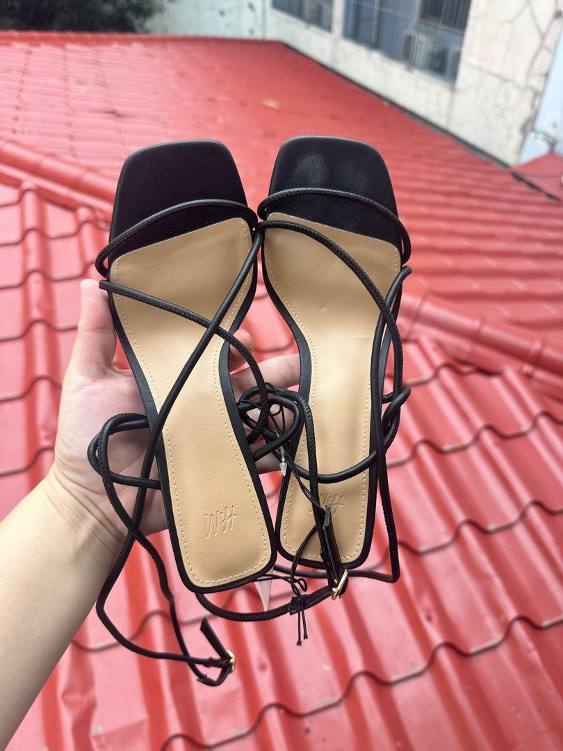 HM BLACK SANDAL (Category: Sandals) located in Pasay City. Submitted by treajo (Listing ID 1354238487, Image 1). Description: -not my size -decluttering -negotiable .