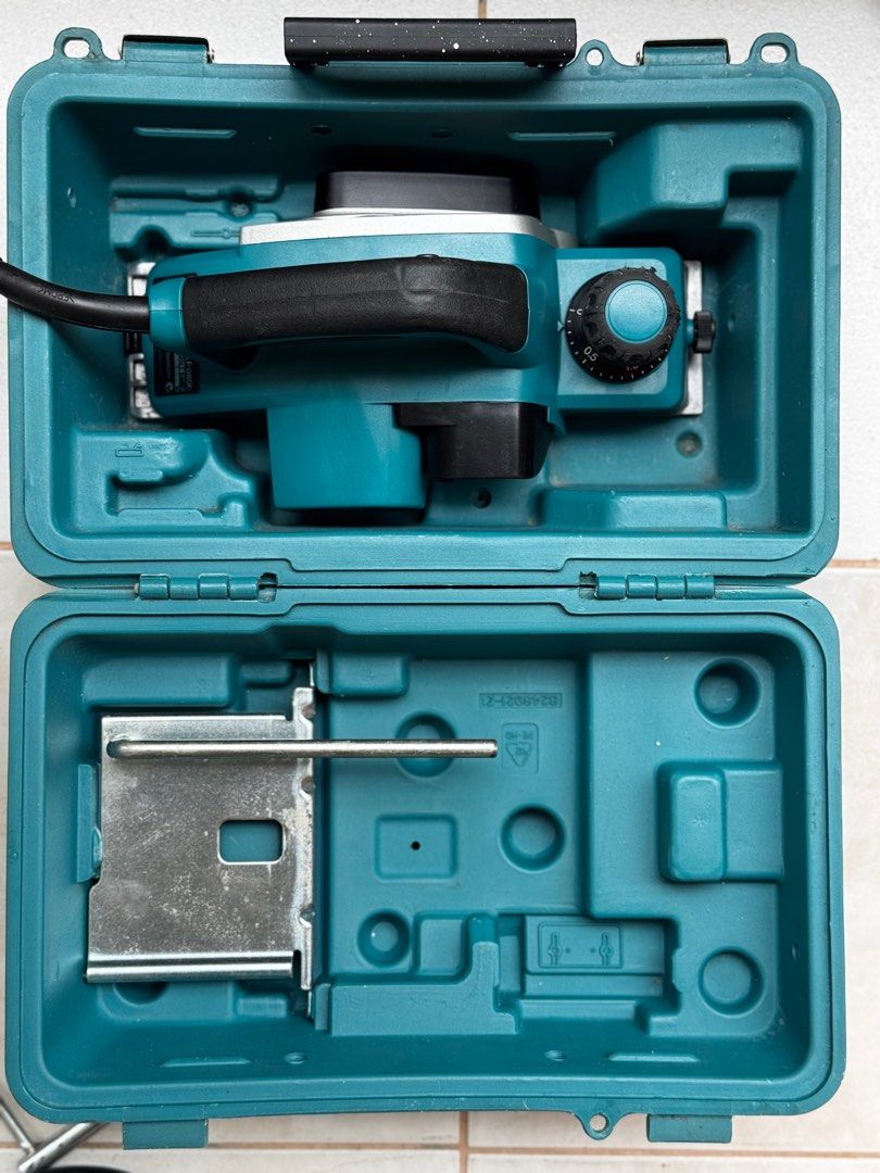 Makita Power Planer KP0800 (Category: Construction Tools & Equipment) located in Talisay. Submitted by kim_rey (Listing ID 1354179450, Image 3). Description: Specs: ▪️Continuous rating input: 620W ▪️Planing Width: 82 mm (3¼”) ▪️Planing Depth: 2.5 mm (3/32”) ▪️No load speed: 17,000 rpm ▪️Net Weight: 2.6 kg (5.7 lbs) ▪️Power supply cord: 2.5 meters (8.2 feet) .