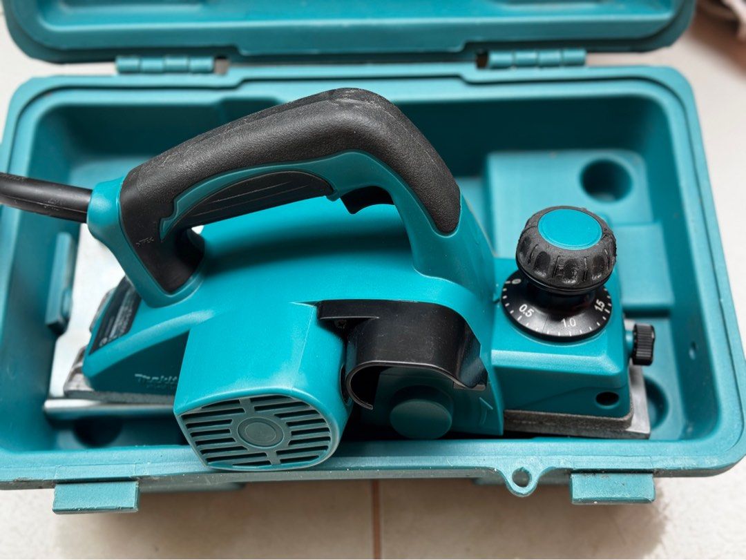 Makita Power Planer KP0800 (Category: Construction Tools & Equipment) located in Talisay. Submitted by kim_rey (Listing ID 1354179450, Image 2). Description: Specs: ▪️Continuous rating input: 620W ▪️Planing Width: 82 mm (3¼”) ▪️Planing Depth: 2.5 mm (3/32”) ▪️No load speed: 17,000 rpm ▪️Net Weight: 2.6 kg (5.7 lbs) ▪️Power supply cord: 2.5 meters (8.2 feet) .