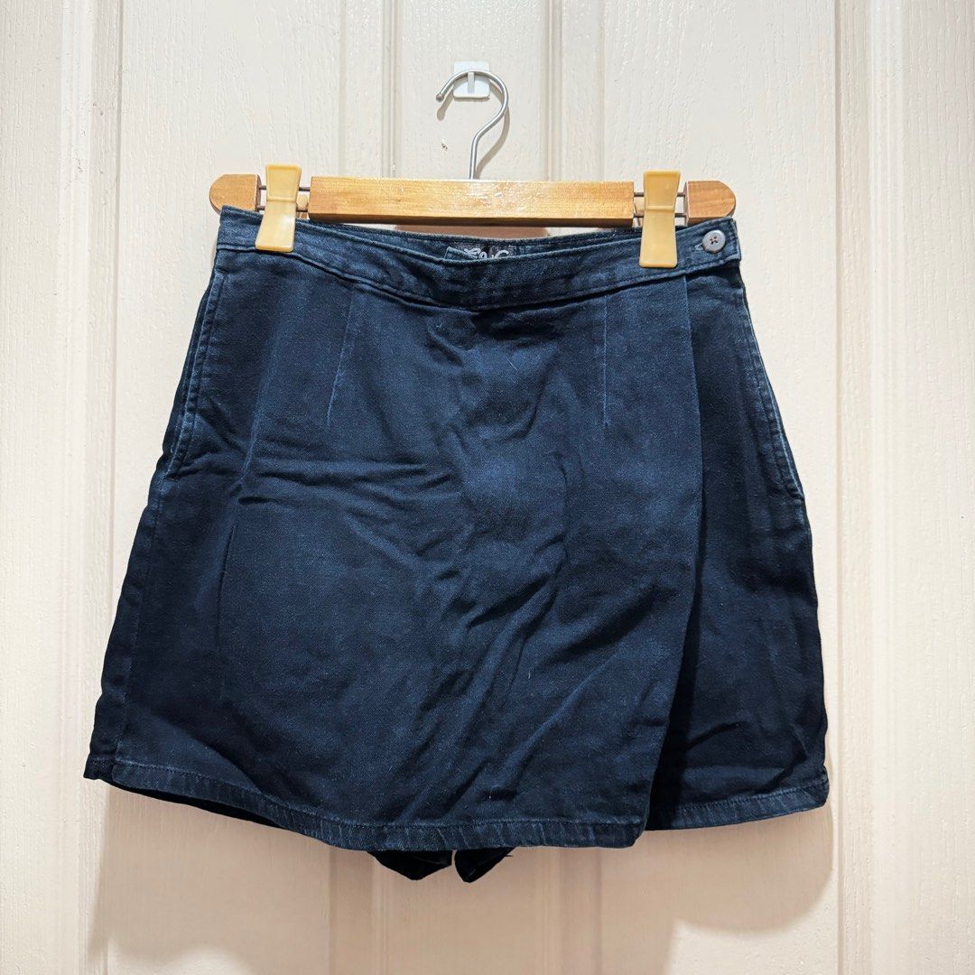 Original Wrangler Vintage Skort (Category: Shorts) located in Malabon City. Submitted by moideclutter (Listing ID 1354251796, Image 1). Description: Navy blue Size 28 Length 15 Some parts are faded.