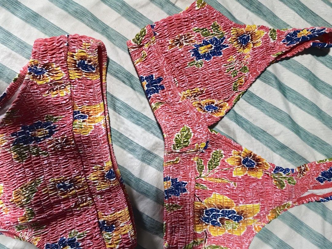 Pink floral textured bikini (Category: Bikinis & Swimsuits) located in Quezon City. Submitted by arksrph (Listing ID 1354242784, Image 3). Description: NOTE: When worn photo not mine. CTTO Size: Small.