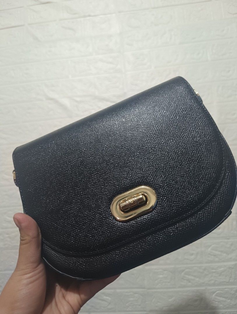 Samantha Thavasa Sling Bag (Category: Luxury Bags & Wallets) located in Santa Rosa. Submitted by djane25 (Listing ID 1354219706, Image 2). Description: nothing to explain good as brand new, parang leather ng coach. payment via gcash shipping via lbc c/o buyer.