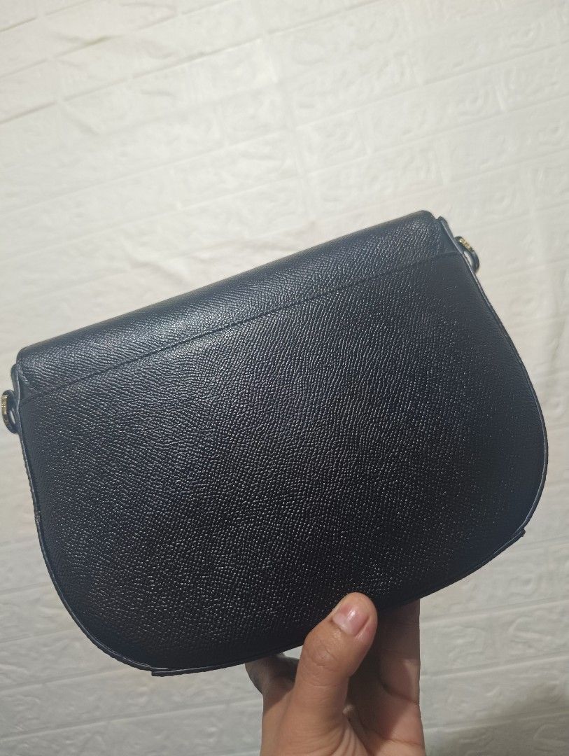 Samantha Thavasa Sling Bag (Category: Luxury Bags & Wallets) located in Santa Rosa. Submitted by djane25 (Listing ID 1354219706, Image 3). Description: nothing to explain good as brand new, parang leather ng coach. payment via gcash shipping via lbc c/o buyer.