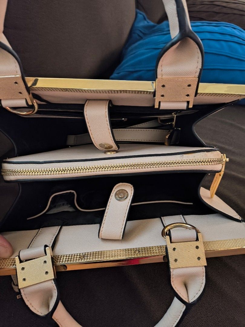 Shoulder bag (Category: Luxury Bags & Wallets) located in Cavite. Submitted by gizmostyle (Listing ID 1354218860, Image 3). Description: .