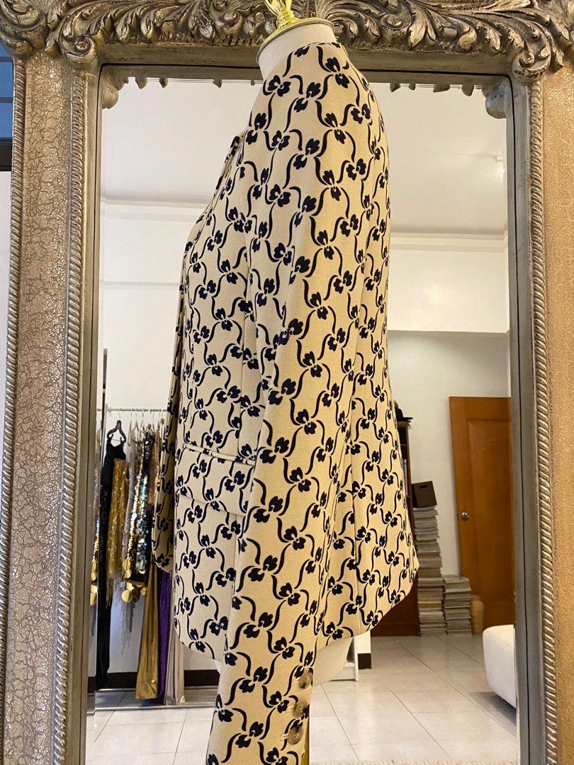 Tory Burch Twill Crepe Monochrome Blazer (Category: Coats, Jackets and Outerwear) located in Mandaluyong City. Submitted by curated.clothes (Listing ID 1354308801, Image 2). Description: Original Price: ₱ 44, 000.
