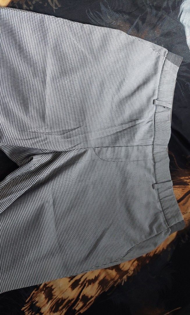 Uniqlo Houndstooth Ankle-Length Pants (Category: Other Bottoms) located in Cavite. Submitted by clutterbug15 (Listing ID 1354193800, Image 2). Description: Well-used but still in great condition, with only slight signs of wear. Can fit L-XL.