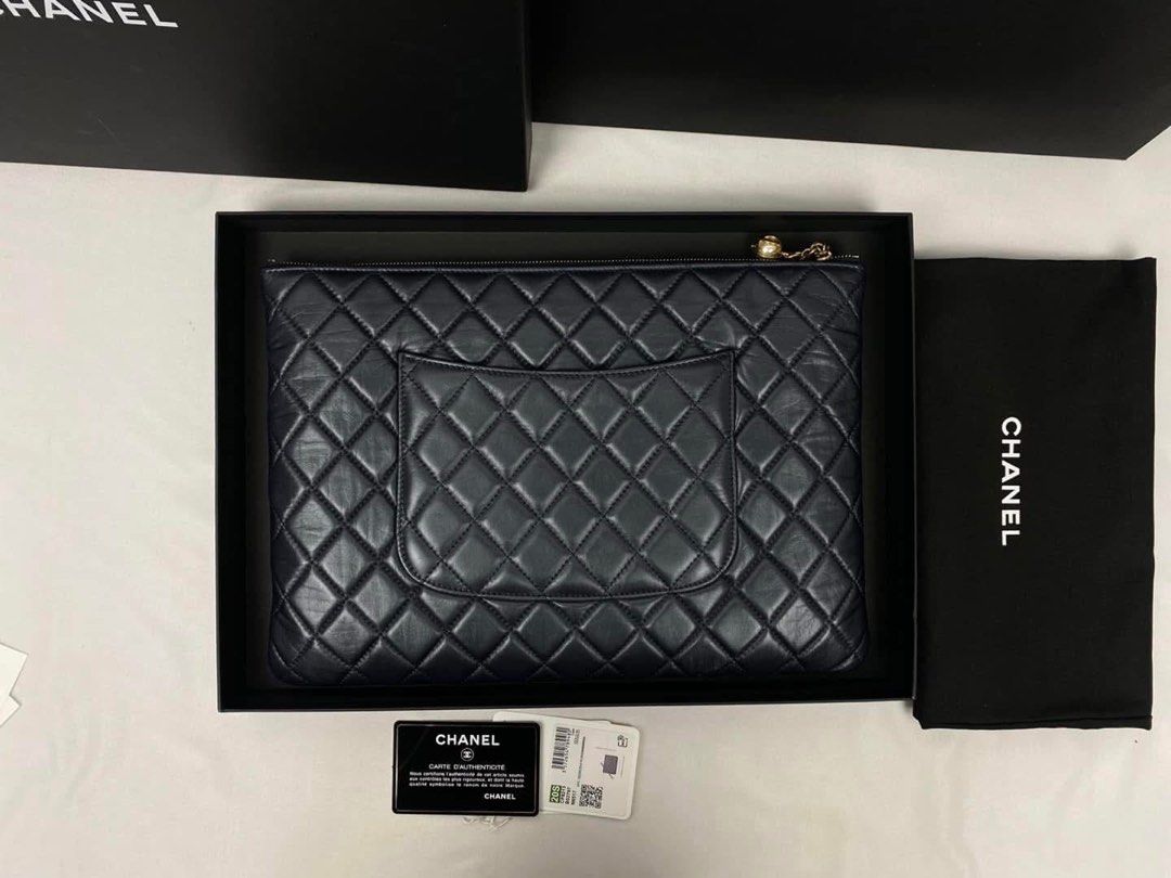 Authentic Chanel ViP clutch Calfskin (Category: Luxury Bags & Wallets) located in Quezon City. Submitted by jhaediah (Listing ID 1354484827, Image 2). Description: vip clutch calfskin gaint pearl and cc logo charm series 29 Complete inclusion .