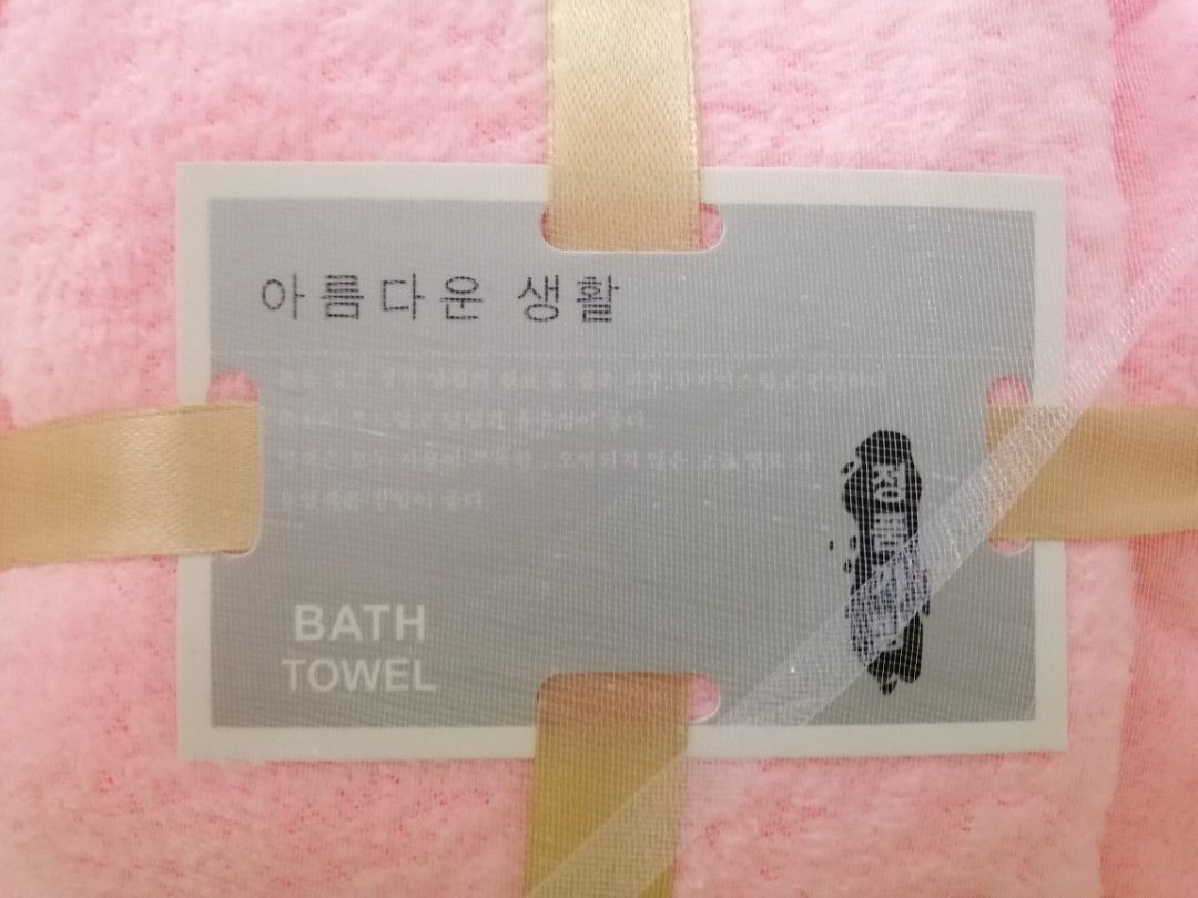 Bath Tower (Category: Bath) located in Singapore. Submitted by ivan.ng.735944 (Listing ID 1354360229, Image 2). Description: I got 3 new bath tower to sell, cos bought too many pieces, each cost $5.00, if buy all $13.00, self collect at blk 472A yishun st 42 or Mrt station which ever is convenient ..