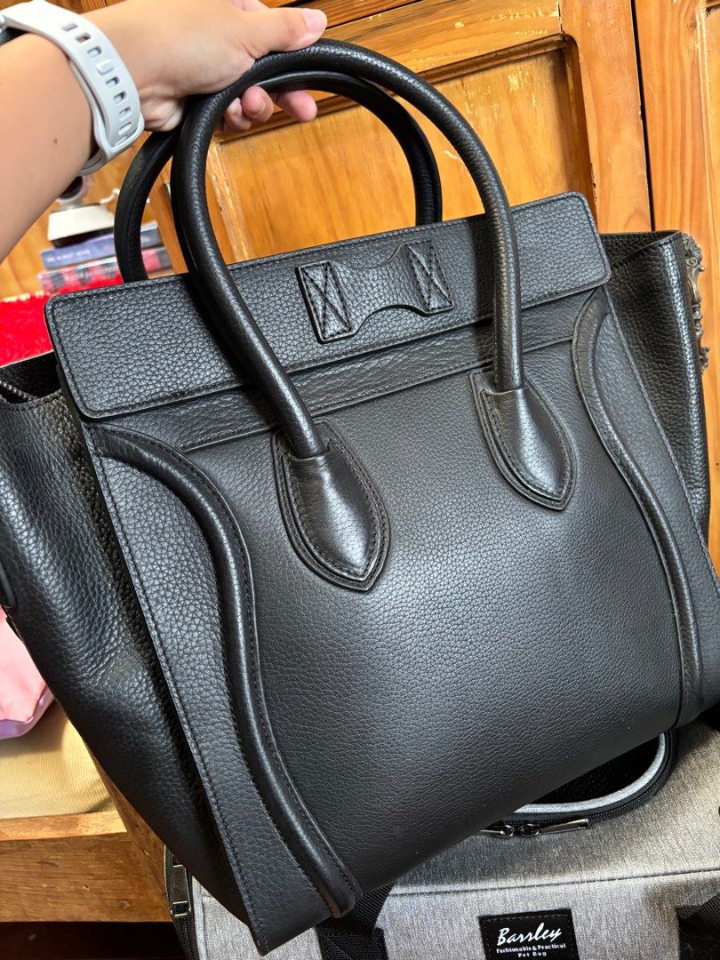 Celine Mini Luggage (Category: Luxury Bags & Wallets) located in Itogon. Submitted by declutter.avenue (Listing ID 1354383334, Image 3). Description: ‼️NO CODE‼️ Pebbled leather Suede lining size: 31cmx31cm *needs cleaning and conditioning, but leather quality is still good :) rfs: decluttering. got this secondhand as well, but was only used for photos. Still negotiable, if interested please send your offers - no lowballing please! 🧾MOP: BPI/ GC